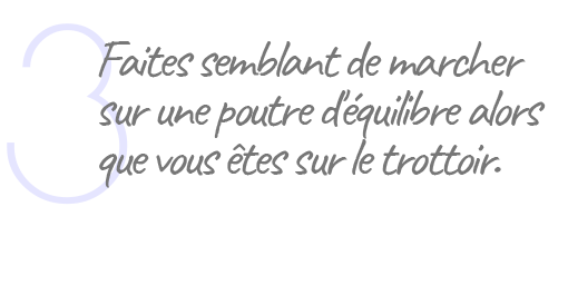 3. Faites semblant de marcher sur une poutre d'équilibre alors que vous êtes sur le trottoir.