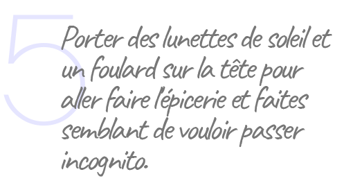 5. Porter des lunettes de soleil et un foulard sur la tête pour aller faire l'épicerie et faites semblant de vouloir passer incognito.